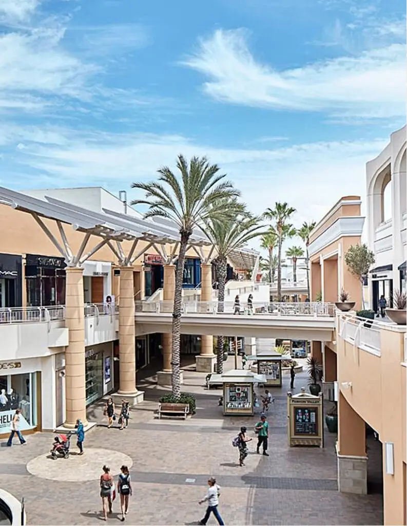 Attendees of the Recharge Conference enjoying shopping in San Diego.